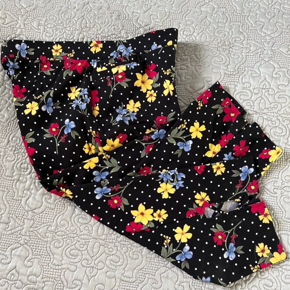 Women's 89th and Madison black floral capris, size M EUC